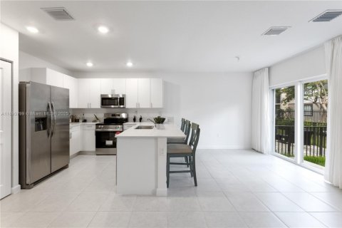 Снять в аренду таунхаус в Пемброк-Парк, Флорида 3 спальни, 118.54м2, № 1946009 - фото 2