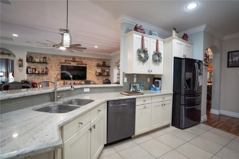 House in Homestead, Florida 4 bedrooms, 226.4 sq.m. № 1990849 - photo 9