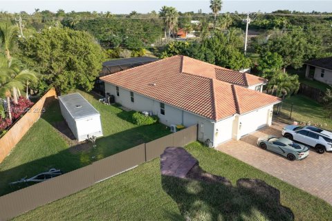 House in Homestead, Florida 4 bedrooms, 226.4 sq.m. № 1990849 - photo 4