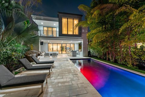 House in Fort Lauderdale, Florida 5 bedrooms, 562.8 sq.m. № 2076719