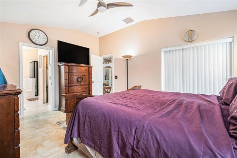 House in Tampa, Florida 4 bedrooms, 196.21 sq.m. № 1802948 - photo 25
