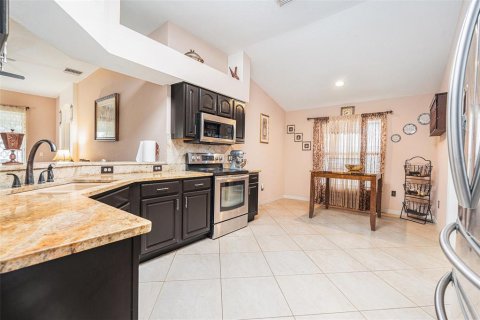 House in Tampa, Florida 4 bedrooms, 196.21 sq.m. № 1802948 - photo 5