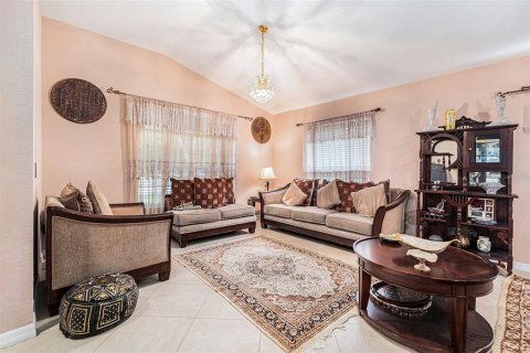 House in Tampa, Florida 4 bedrooms, 196.21 sq.m. № 1802948 - photo 8