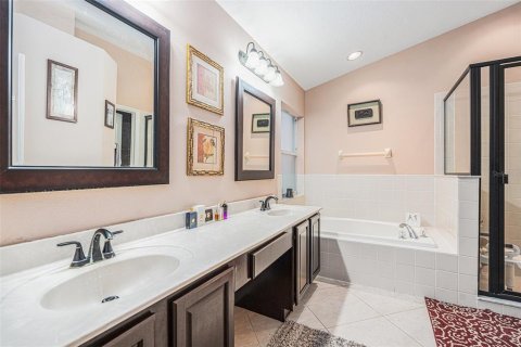 House in Tampa, Florida 4 bedrooms, 196.21 sq.m. № 1802948 - photo 21
