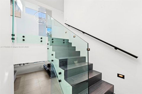 Casa en alquiler en North Miami Beach, Florida, 5 dormitorios, 309.55 m2 № 2012725 - foto 21