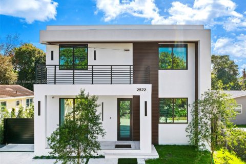 House in North Miami Beach, Florida 5 bedrooms, 309.55 sq.m. № 2012725