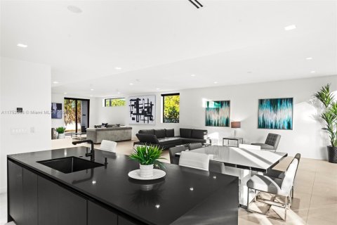 Casa en alquiler en North Miami Beach, Florida, 5 dormitorios, 309.55 m2 № 2012725 - foto 17