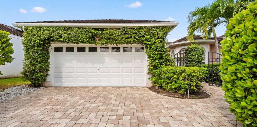 House in Wellington, Florida 3 bedrooms, 202.71 sq.m. № 2390084