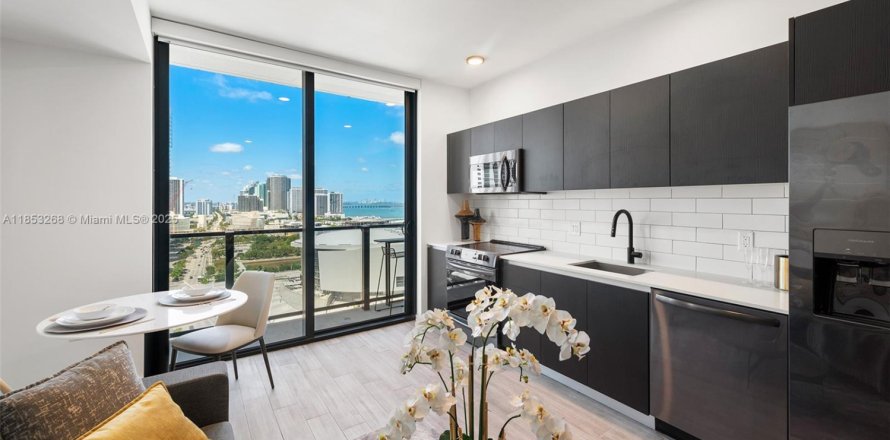 Condominio en Miami, Florida, 1 dormitorio  № 1875554