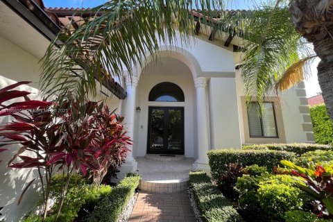 Снять в аренду виллу или дом в Катлер-Бей, Флорида 5 спален, 366.5м2, № 1921535 - фото 2