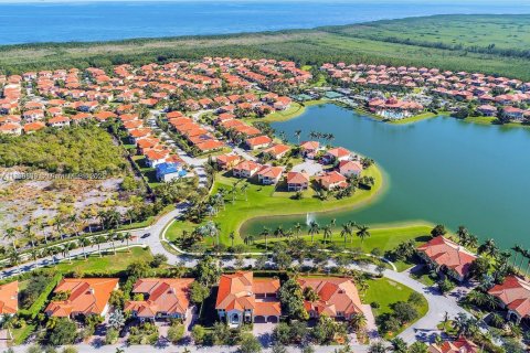 Снять в аренду виллу или дом в Катлер-Бей, Флорида 5 спален, 366.5м2, № 1921535 - фото 3