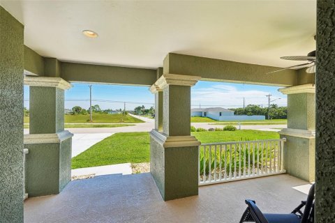 Villa ou maison à vendre à Cape Coral, Floride: 3 chambres, 167.32 m2 № 2419000 - photo 4
