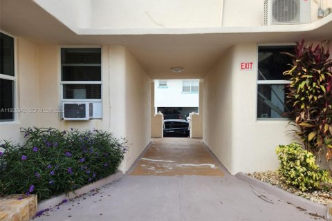 Condominio en alquiler en Hollywood, Florida, 30.19 m2 № 1993949 - foto 6