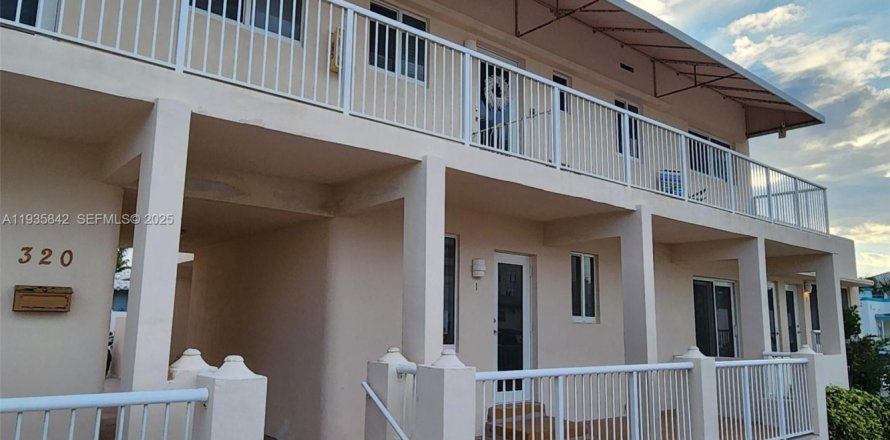 Estudio en el Condominio en Hollywood, Florida  № 1993949