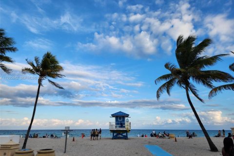 Condominio en alquiler en Hollywood, Florida, 30.19 m2 № 1993949 - foto 9