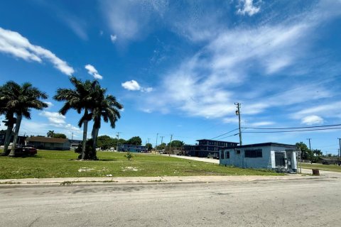 Propiedad comercial en venta en Belle Glade, Florida № 2158529 - foto 3