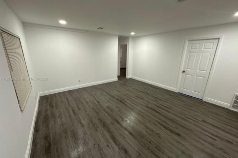 Casa en venta en South Bay, Florida, 3 dormitorios, 104.79 m2 № 1889952 - foto 7