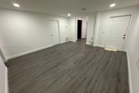 Casa en venta en South Bay, Florida, 3 dormitorios, 104.79 m2 № 1889952 - foto 12