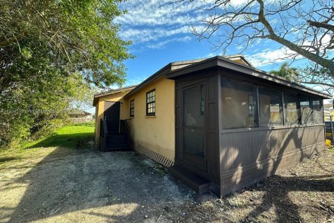 Casa en venta en South Bay, Florida, 3 dormitorios, 104.79 m2 № 1889952 - foto 1
