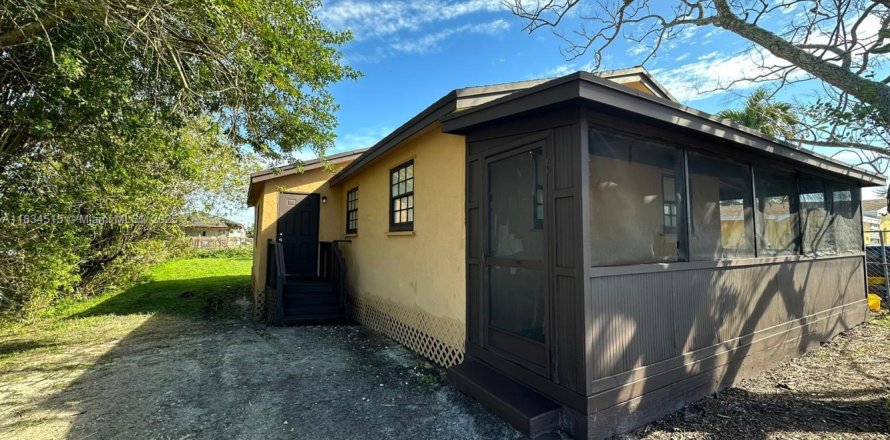 Casa en South Bay, Florida 3 dormitorios, 104.79 m2 № 1889952