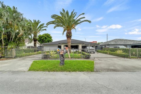 Propiedad comercial en Miami, Florida 1 dormitorio, 30.66 m2 № 2081295