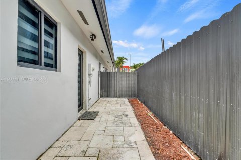 Propiedad comercial en alquiler en Miami, Florida, 1 dormitorio, 30.66 m2 № 2081295 - foto 3