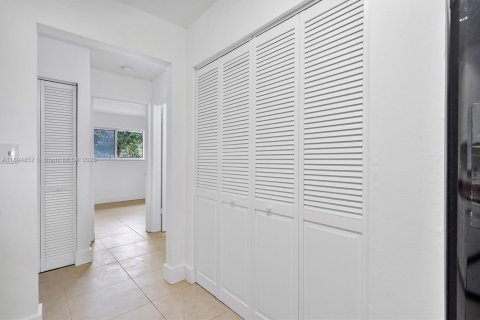 Снять в аренду квартиру в Окленд-Парк, Флорида 2 спальни, 94.76м2, № 1949281 - фото 24