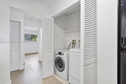 Снять в аренду квартиру в Окленд-Парк, Флорида 2 спальни, 94.76м2, № 1949281 - фото 21