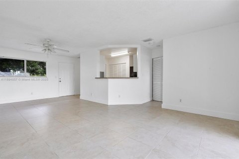 Снять в аренду квартиру в Окленд-Парк, Флорида 2 спальни, 94.76м2, № 1949281 - фото 9