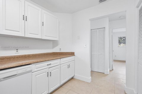 Снять в аренду квартиру в Окленд-Парк, Флорида 2 спальни, 94.76м2, № 1949281 - фото 25