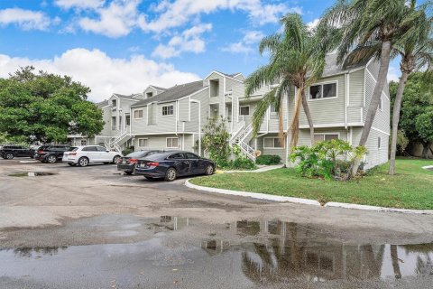 Снять в аренду квартиру в Окленд-Парк, Флорида 2 спальни, 94.76м2, № 1949281 - фото 1