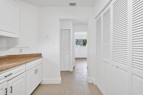 Снять в аренду квартиру в Окленд-Парк, Флорида 2 спальни, 94.76м2, № 1949281 - фото 26