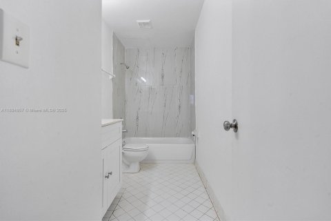 Снять в аренду квартиру в Окленд-Парк, Флорида 2 спальни, 94.76м2, № 1949281 - фото 19