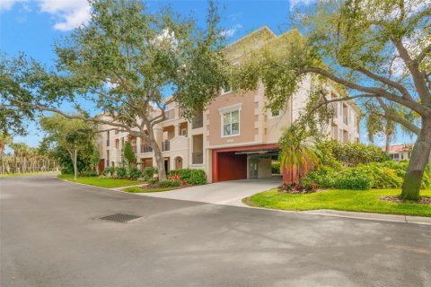 Condo in Saint Petersburg, Florida, 3 bedrooms № 2149795 - photo 2