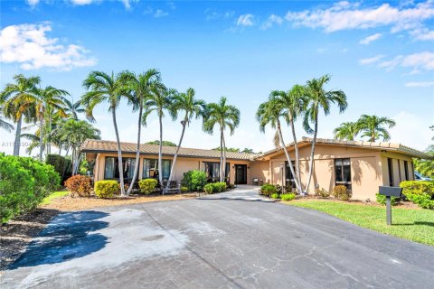 Villa ou maison à louer à Hallandale Beach, Floride: 4 chambres, 255.76 m2 № 1838733 - photo 7