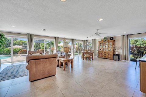 Villa ou maison à louer à Hallandale Beach, Floride: 4 chambres, 255.76 m2 № 1838733 - photo 10