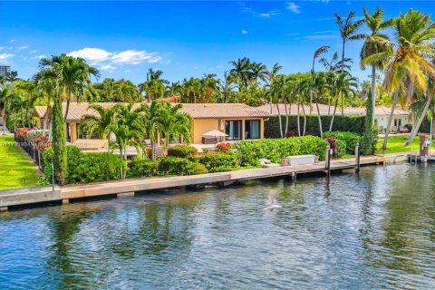 Villa ou maison à louer à Hallandale Beach, Floride: 4 chambres, 255.76 m2 № 1838733 - photo 1