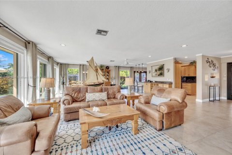 Villa ou maison à louer à Hallandale Beach, Floride: 4 chambres, 255.76 m2 № 1838733 - photo 13