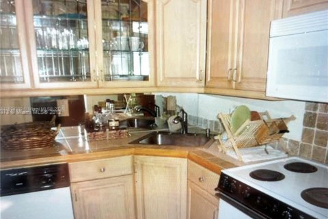 Condo in Miami, Florida, 1 bedroom  № 1710467 - photo 3