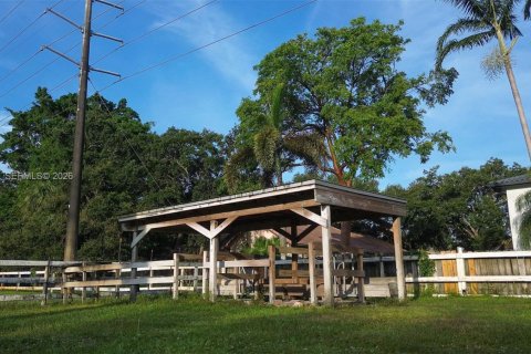 Commercial property in Dania Beach, Florida № 2428363 - photo 18