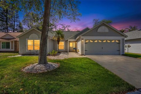 House in Tarpon Springs, Florida 4 bedrooms, 154.96 sq.m. № 2151426 - photo 2