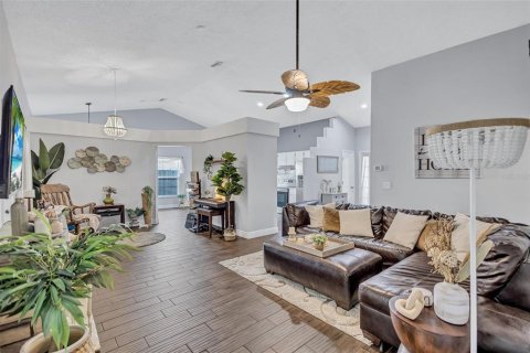 House in Tarpon Springs, Florida 4 bedrooms, 154.96 sq.m. № 2151426 - photo 11