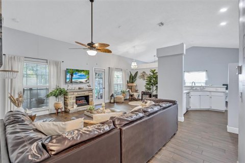 House in Tarpon Springs, Florida 4 bedrooms, 154.96 sq.m. № 2151426 - photo 12
