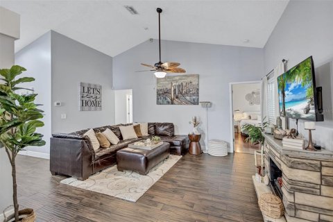 House in Tarpon Springs, Florida 4 bedrooms, 154.96 sq.m. № 2151426 - photo 8