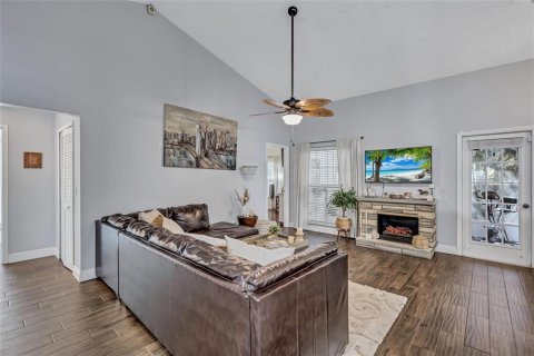 House in Tarpon Springs, Florida 4 bedrooms, 154.96 sq.m. № 2151426 - photo 7