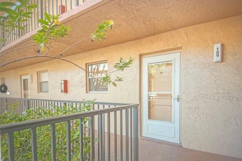 Купить кондоминиум в Маргит, Флорида 2 спальни, 89м2, № 2170028 - фото 2