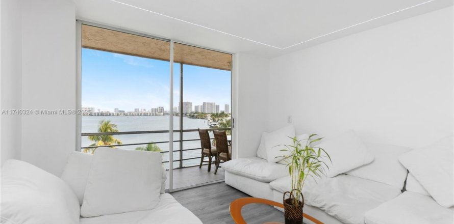 Condo in North Miami Beach, Florida, 2 bedrooms  № 1865760