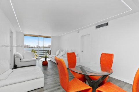 Condo in North Miami Beach, Florida, 2 bedrooms  № 1865760 - photo 3