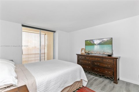 Condo in North Miami Beach, Florida, 2 bedrooms  № 1865760 - photo 13