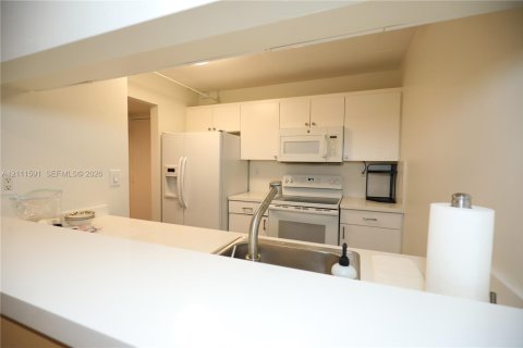 Copropriété à louer à Miami, Floride: 1 chambre, 91.97 m2 № 2439392 - photo 12